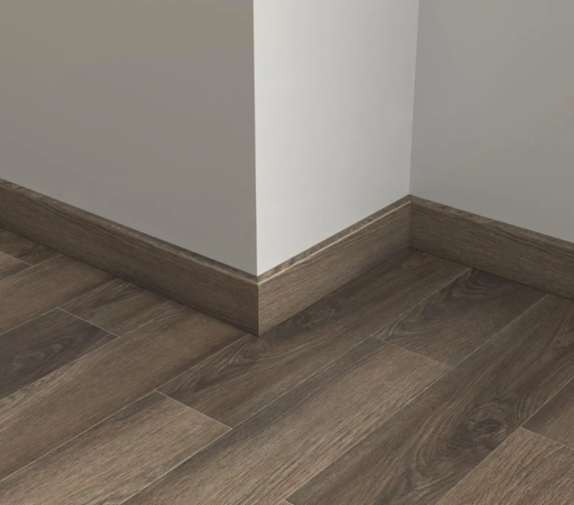 Плинтус Alpine Floor Parquet Light Фанфир SK 13-16 2200×80×12,5 фото в интерьере